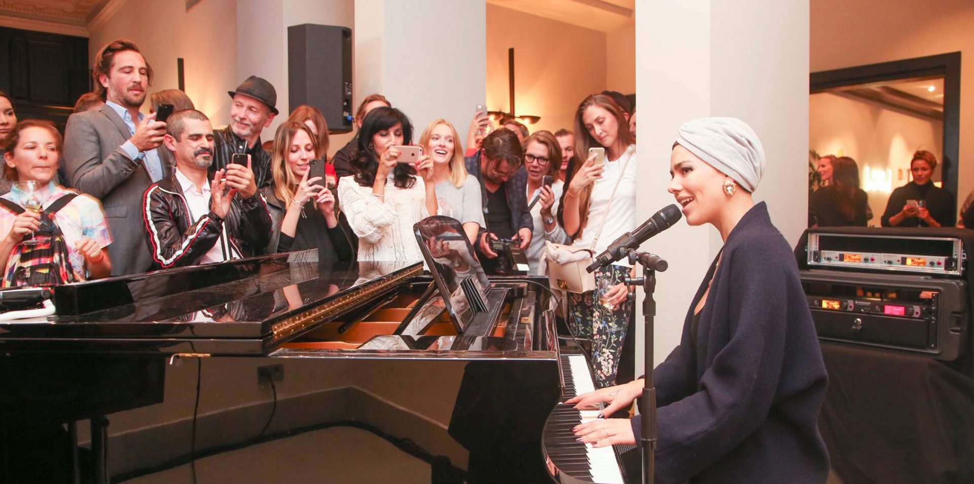 Music happenings and art performances convey unforgettable emotions. Here we invited the German popstar Frida Gold to perform at the Julian Schnabel exhibition at Hotel de Rome in Berlin.