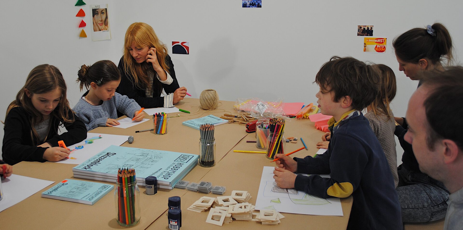 In the thoughts and with the spirit of the deceased artist Corita Kent, who was also a teacher at Immaculate Heart College in LA, we carried out a creative workshop with families.